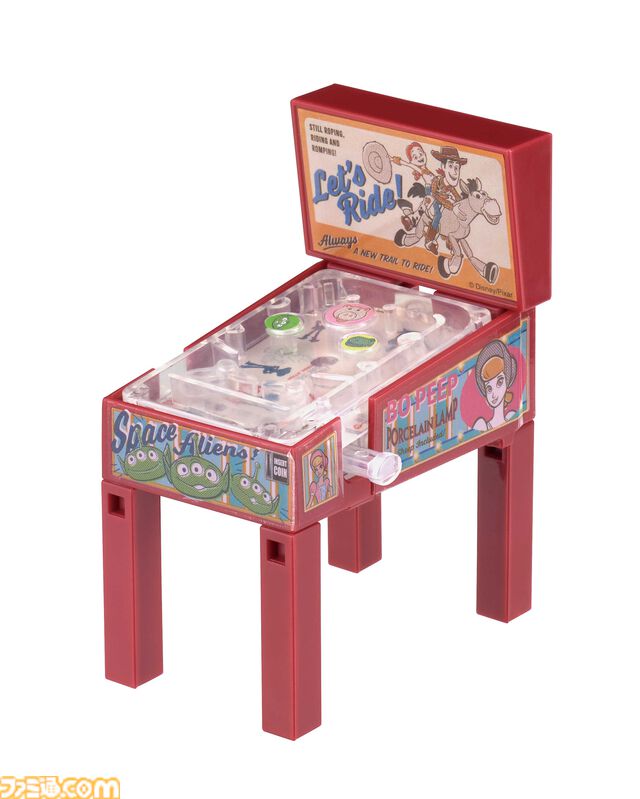 本当に遊べるピンボールマシンがガチャで発売。『トイ・ストーリー』『モンスターズ・インク』『カーズ』などピクサー作品のレトロポップデザイン