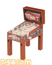 本当に遊べるピンボールマシンがガチャで発売。『トイ・ストーリー』『モンスターズ・インク』『カーズ』などピクサー作品のレトロポップデザイン