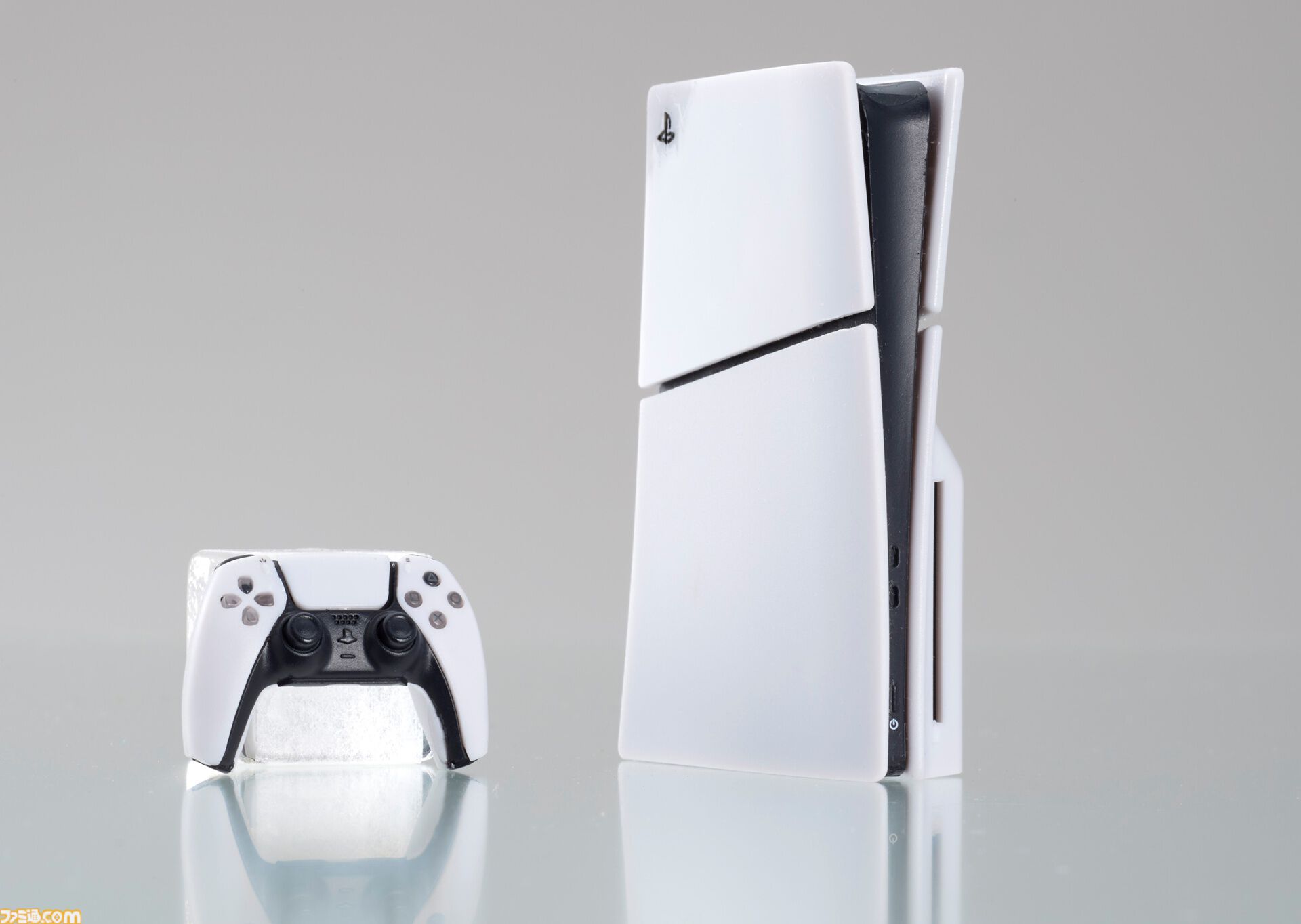 PlayStationが手のひらサイズのミニチュアに。歴代の本体を再現した全5種、コントローラーやメモリーカードなども付属。2月中旬よりガチャで発売