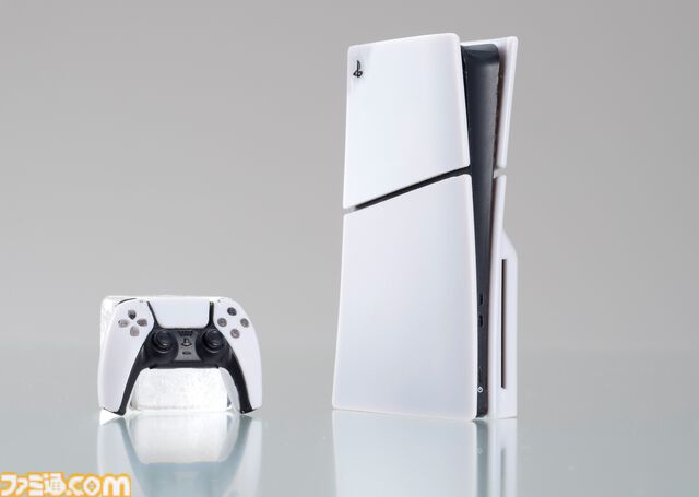 PlayStationが手のひらサイズのミニチュアに。歴代の本体を再現した全5種、コントローラーやメモリーカードなども付属。2月中旬よりガチャで発売