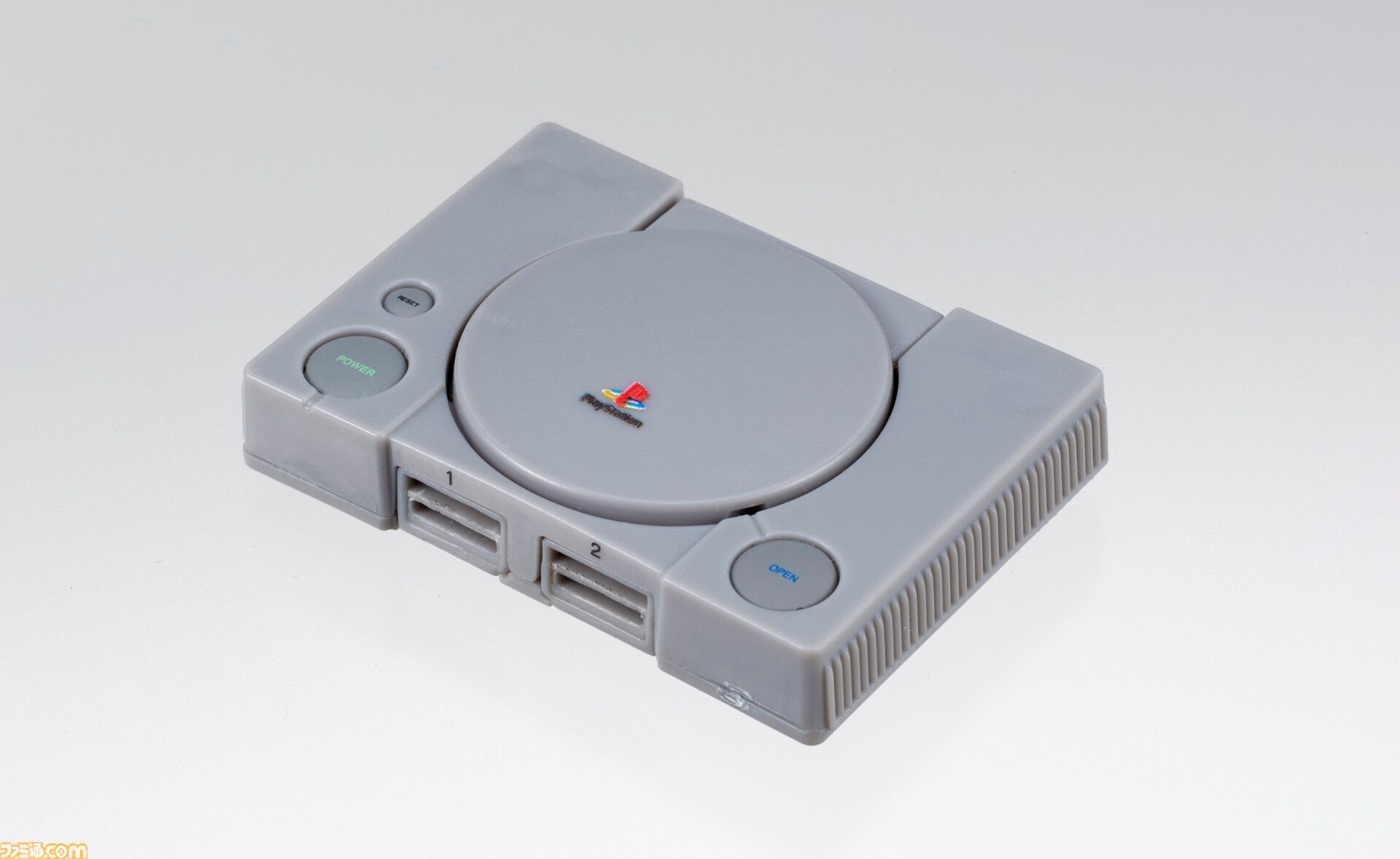 歴代プレイステーションが手のひらサイズのミニチュアガチャに！  想い出の本体からPS5まで精密に再現した全5種、コントローラーやメモリーカードなども付属する | ゲーム・エンタメ最新情報のファミ通.com