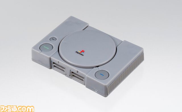 PlayStationが手のひらサイズのミニチュアに。歴代の本体を再現した全5種、コントローラーやメモリーカードなども付属。2月中旬よりガチャで発売