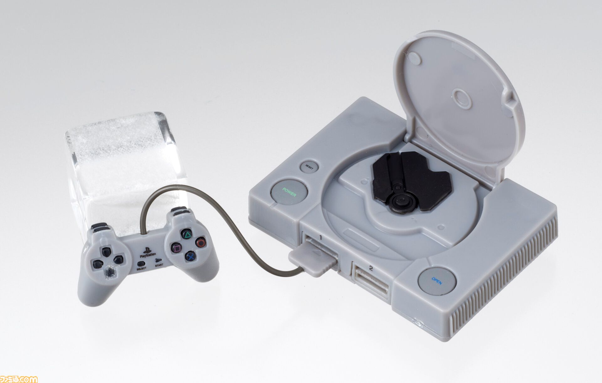 PlayStationが手のひらサイズのミニチュアに。歴代の本体を再現した全5種、コントローラーやメモリーカードなども付属。2月中旬よりガチャで発売