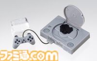PlayStationが手のひらサイズのミニチュアに。歴代の本体を再現した全5種、コントローラーやメモリーカードなども付属。2月中旬よりガチャで発売