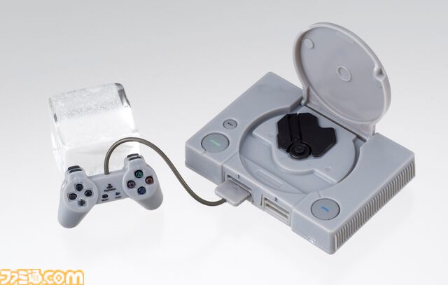 PlayStationが手のひらサイズのミニチュアに。歴代の本体を再現した全5種、コントローラーやメモリーカードなども付属。2月中旬よりガチャで発売