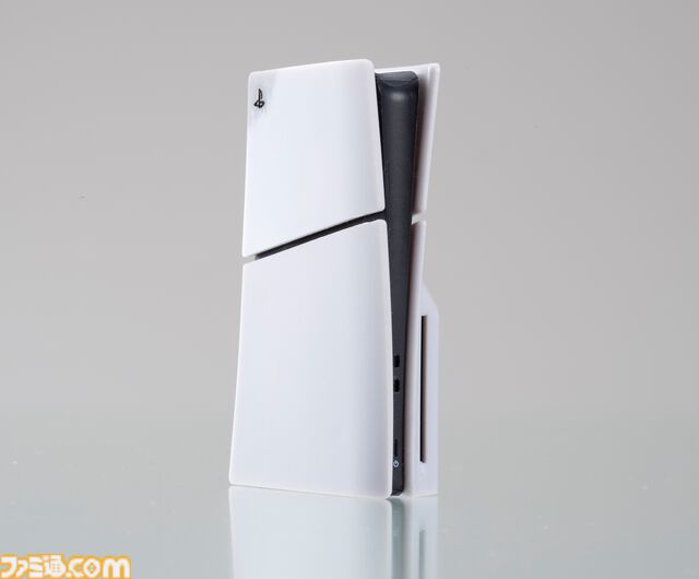 PlayStationが手のひらサイズのミニチュアに。歴代の本体を再現した全5種、コントローラーやメモリーカードなども付属。2月中旬よりガチャで発売
