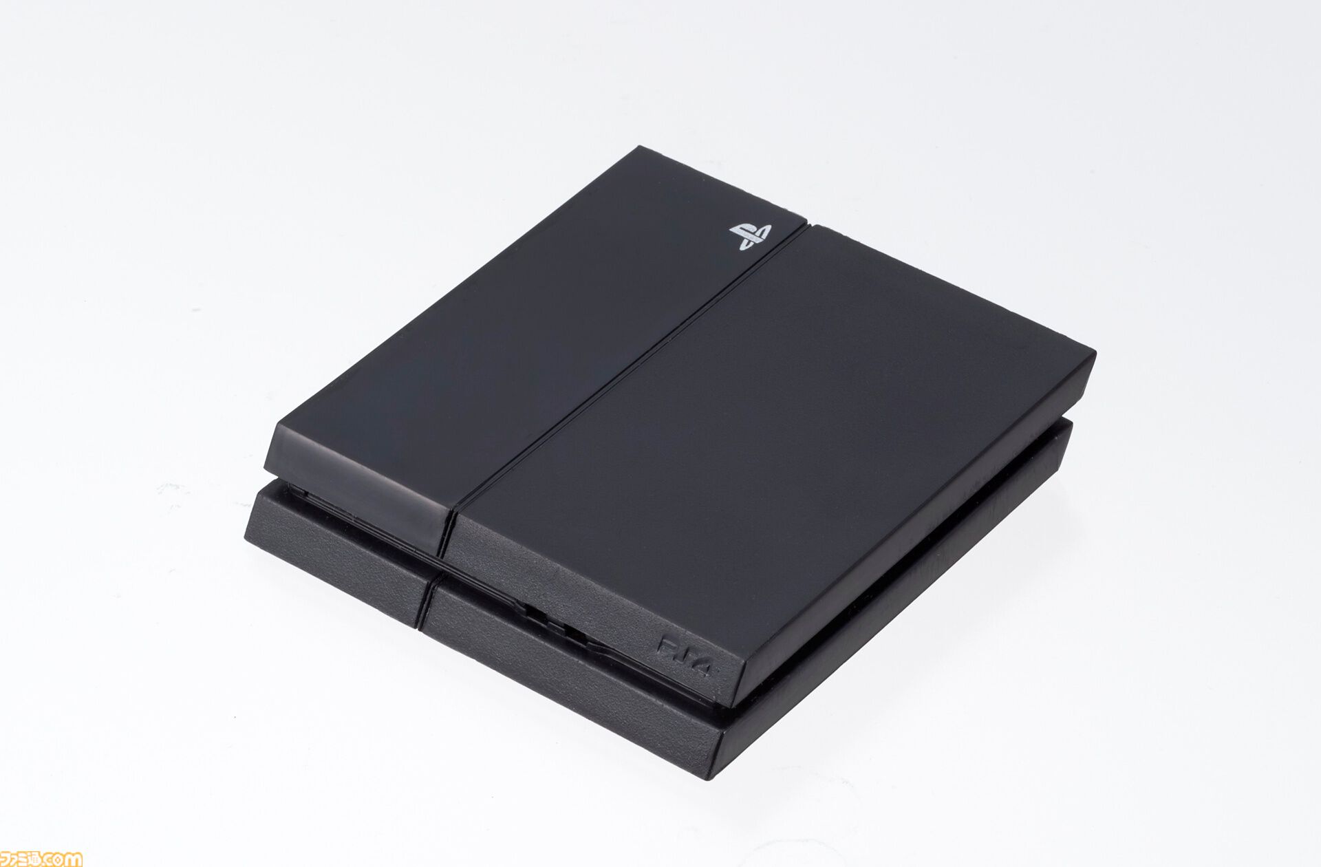 PlayStationが手のひらサイズのミニチュアに。歴代の本体を再現した全5種、コントローラーやメモリーカードなども付属。2月中旬よりガチャで発売