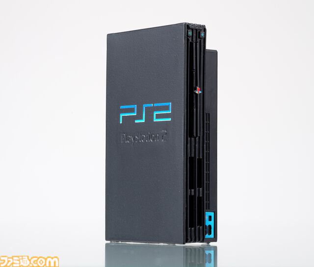 PlayStationが手のひらサイズのミニチュアに。歴代の本体を再現した全5種、コントローラーやメモリーカードなども付属。2月中旬よりガチャで発売