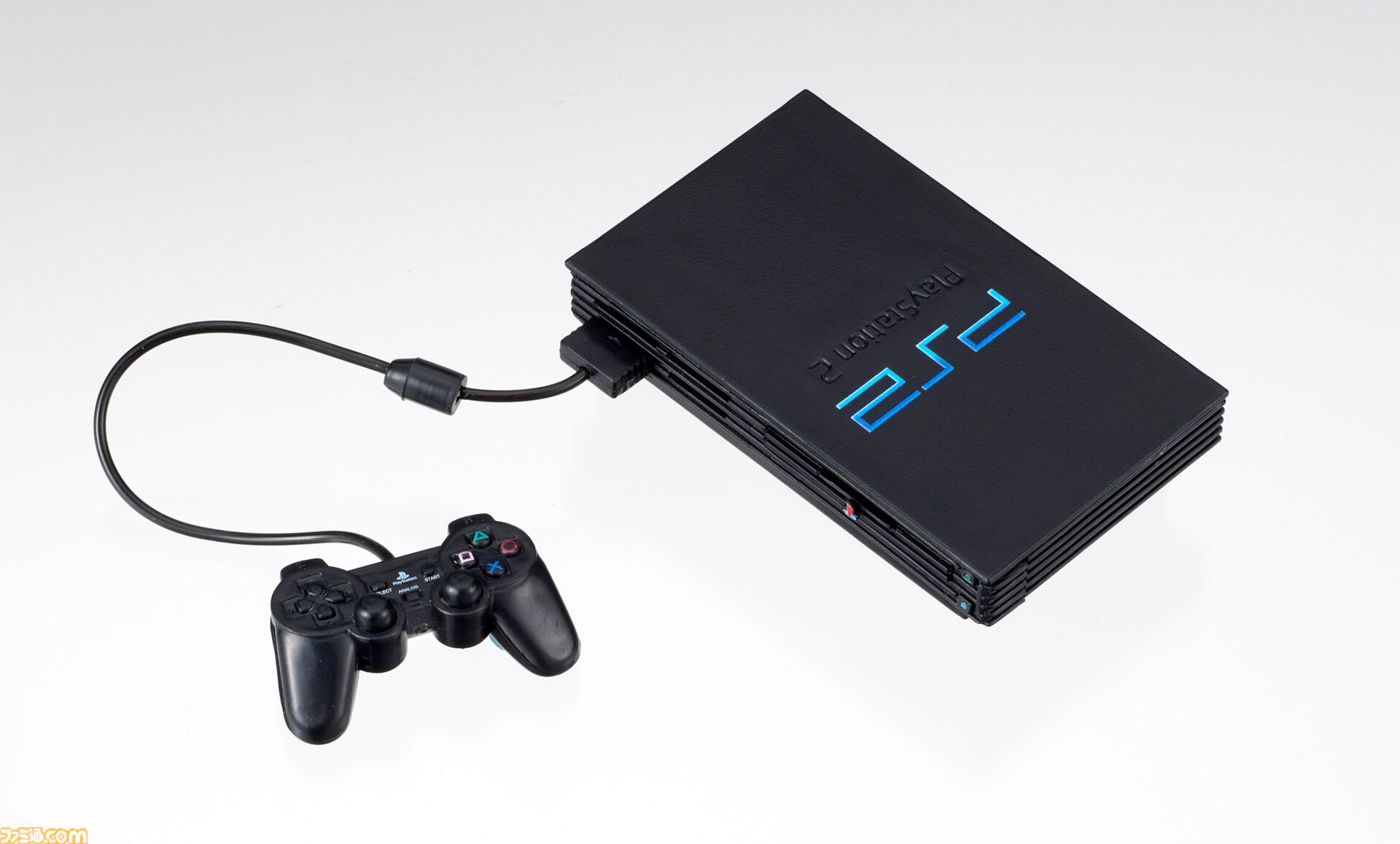 PlayStationが手のひらサイズのミニチュアに。歴代の本体を再現した全5種、コントローラーやメモリーカードなども付属。2月中旬よりガチャで発売
