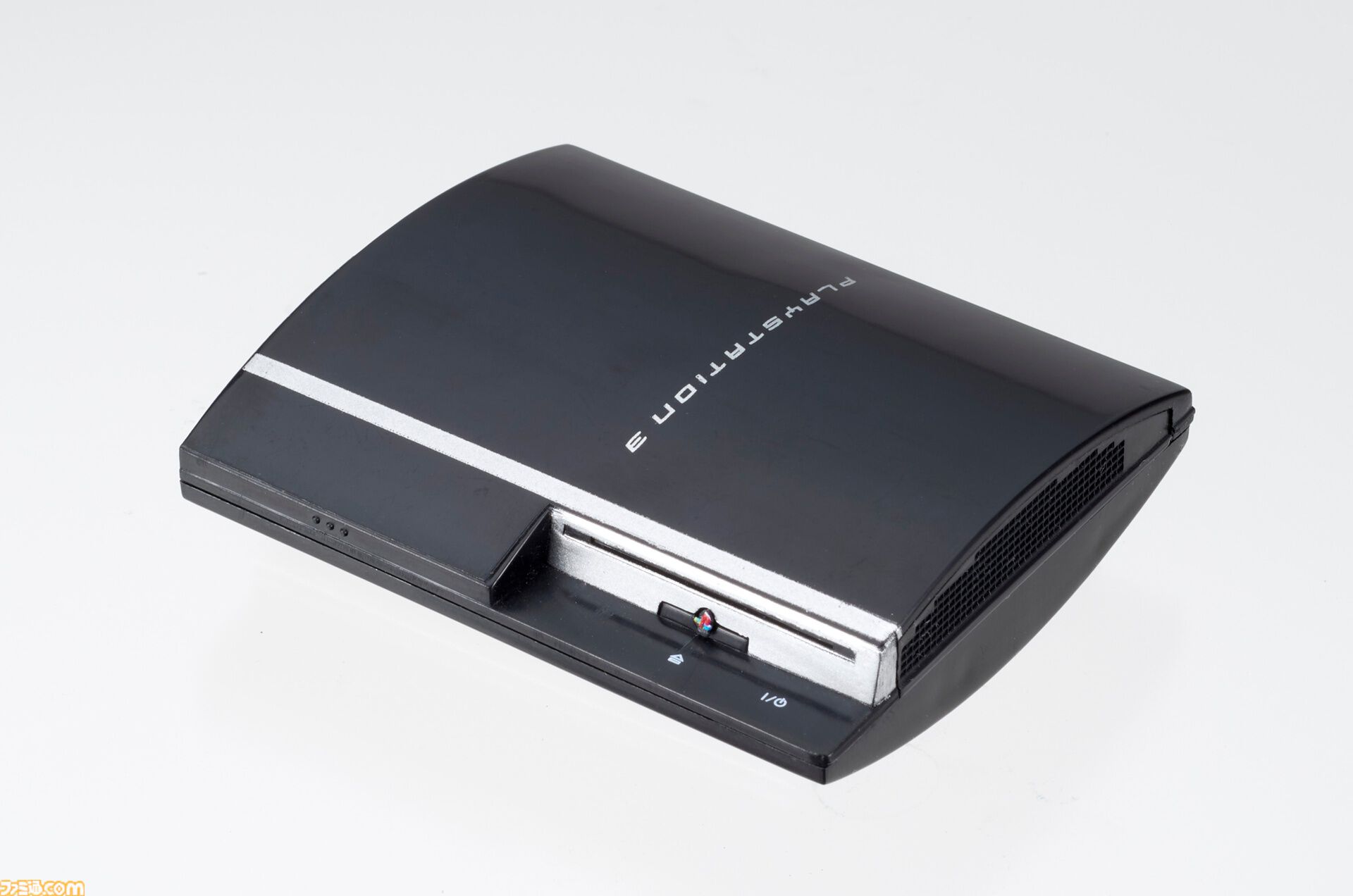 PlayStationが手のひらサイズのミニチュアに。歴代の本体を再現した全5種、コントローラーやメモリーカードなども付属。2月中旬よりガチャで発売