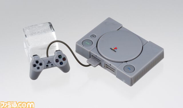 PlayStationが手のひらサイズのミニチュアに。歴代の本体を再現した全5種、コントローラーやメモリーカードなども付属。2月中旬よりガチャで発売
