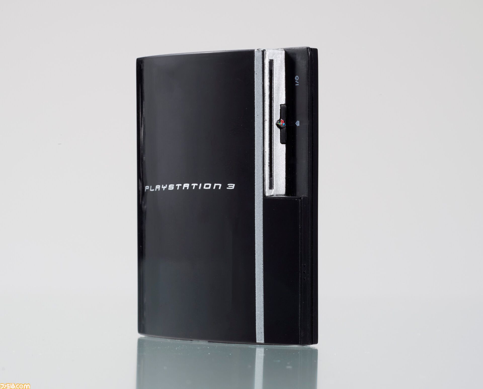 PlayStationが手のひらサイズのミニチュアに。歴代の本体を再現した全5種、コントローラーやメモリーカードなども付属。2月中旬よりガチャで発売