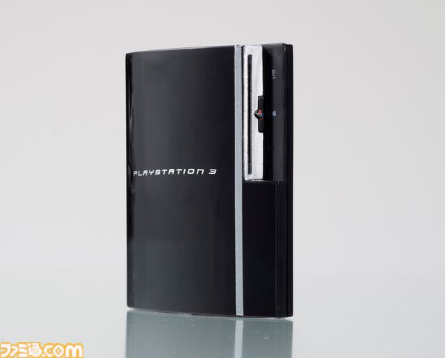 PlayStationが手のひらサイズのミニチュアに。歴代の本体を再現した全5種、コントローラーやメモリーカードなども付属。2月中旬よりガチャで発売