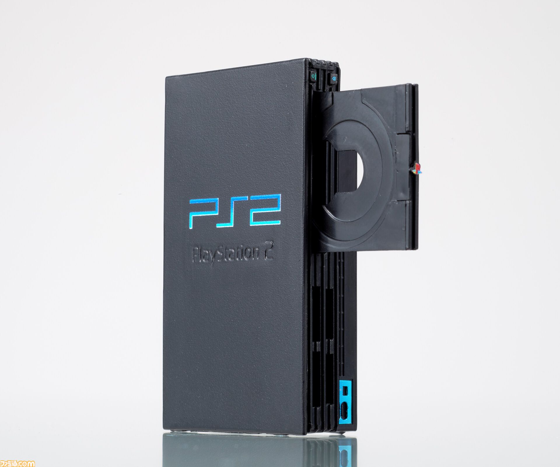 PlayStationが手のひらサイズのミニチュアに。歴代の本体を再現した全5種、コントローラーやメモリーカードなども付属。2月中旬よりガチャで発売