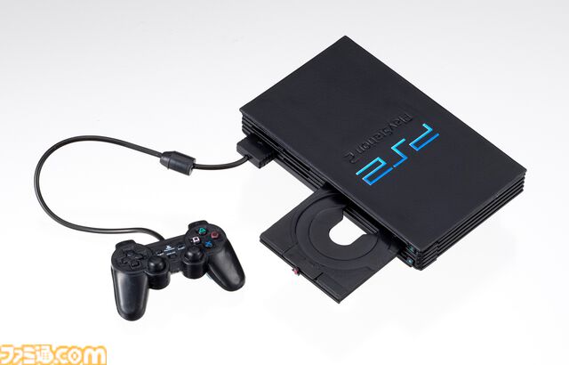 PlayStationが手のひらサイズのミニチュアに。歴代の本体を再現した全5種、コントローラーやメモリーカードなども付属。2月中旬よりガチャで発売