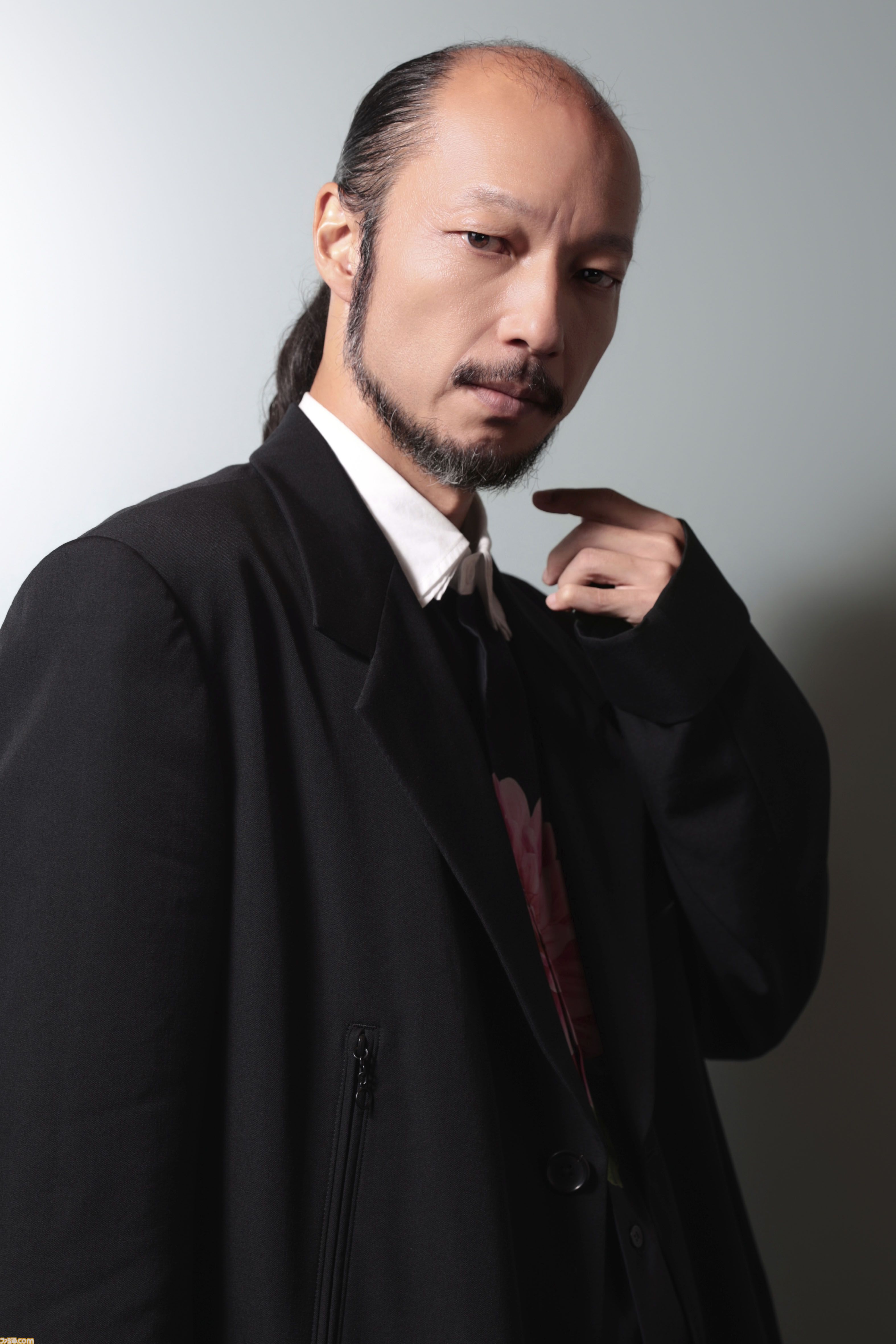 PS PlusのCMに映画『8番出口』のおじさん役こと河内大和が出演。無表情な男と思いきや……？
