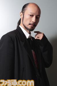 PS PlusのCMに映画『8番出口』のおじさん役こと河内大和が出演。無表情な男と思いきや……？