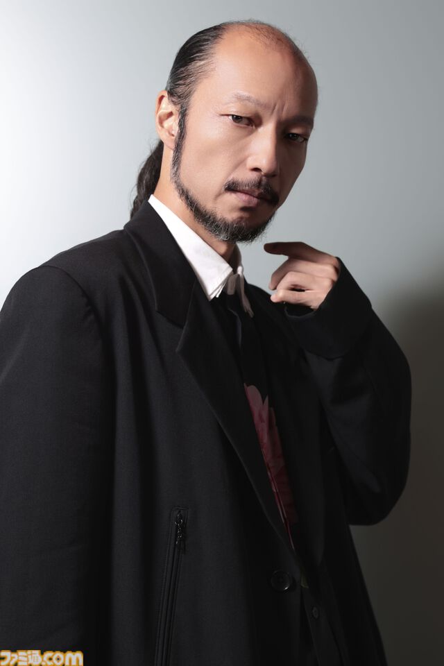 PS PlusのCMに映画『8番出口』のおじさん役こと河内大和が出演。無表情な男と思いきや……？