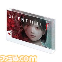 『サイレントヒルf』名台詞をバックに雛子が立つアクスタが登場。“アヤカカシ”、“ココロノアナヲフサゲヌ咲子”などバケモノたちのアクキーも