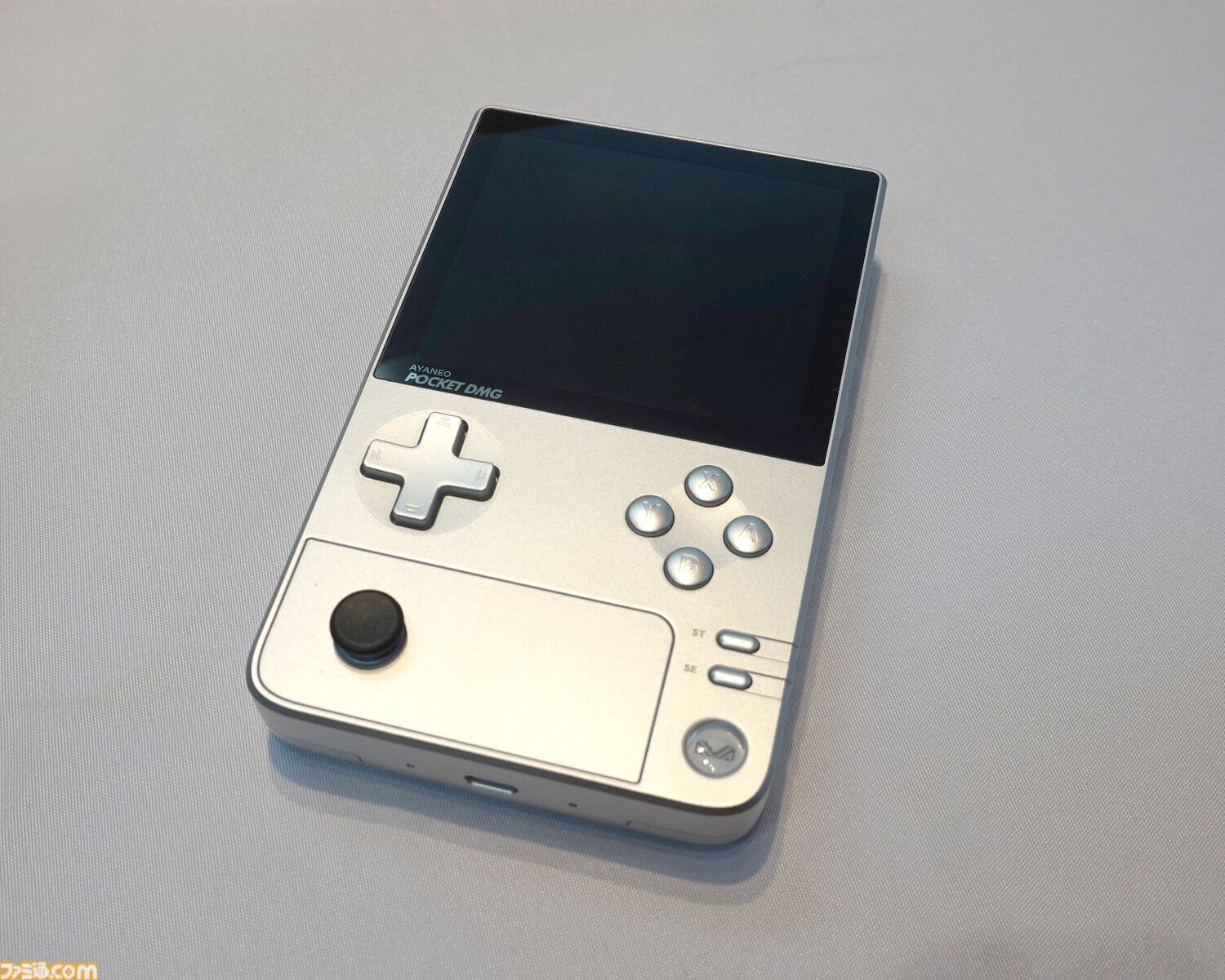 AYANEOの縦型Androidゲーム機第2弾！削り出しのメタルボディと高精細