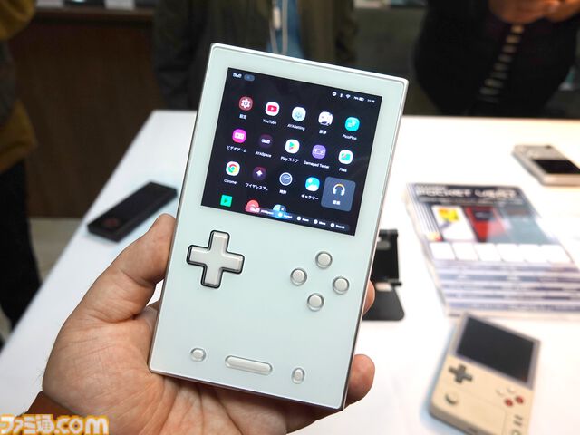 AYANEOの縦型Androidゲーム機第2弾！削り出しのメタルボディと高精細ディスプレイを搭載した “AYANEO POCKET VERT”が2月中旬発売