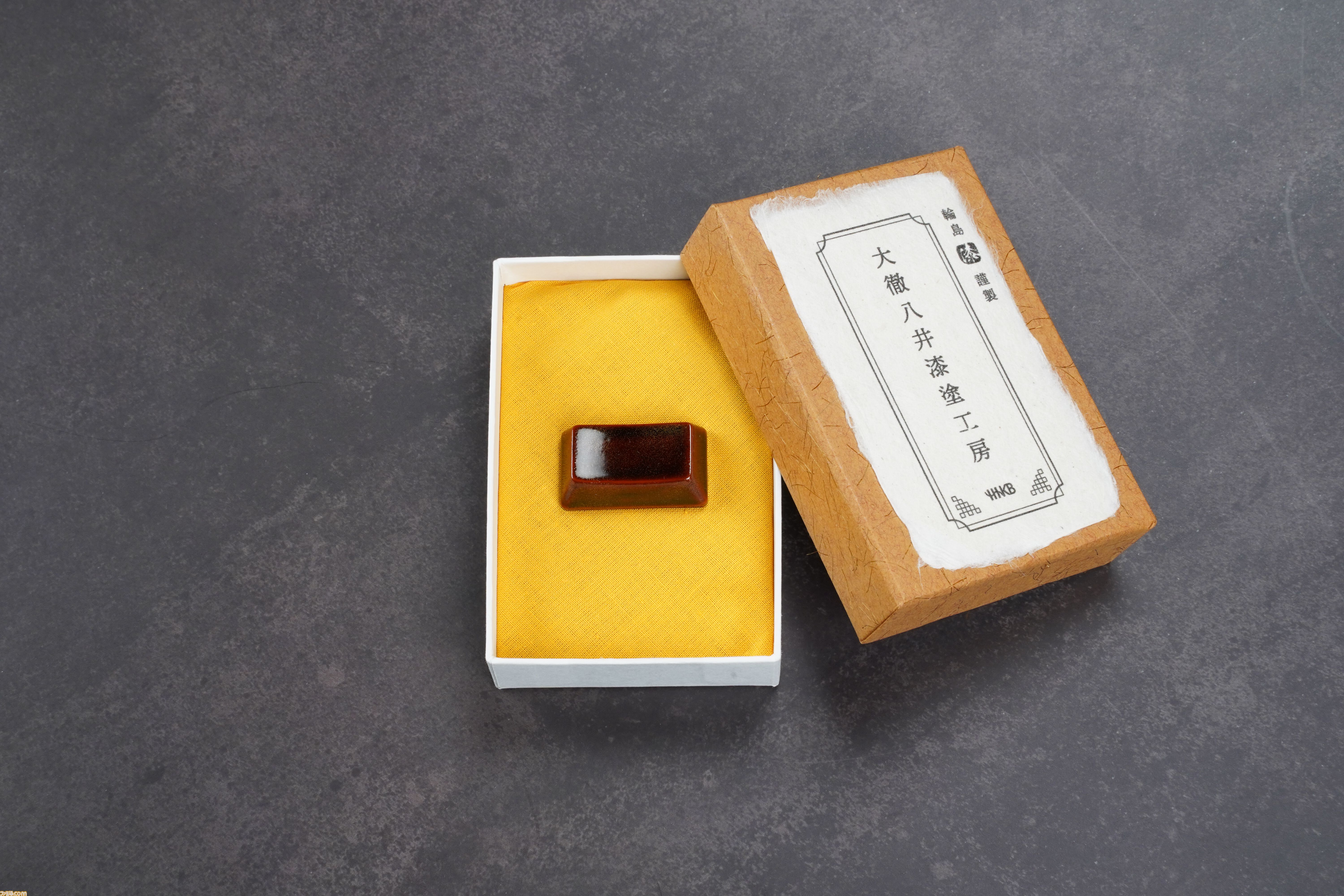 漆塗キートップ”がHHKB用アクセサリーとして発売。黒漆・溜塗で仕上げ