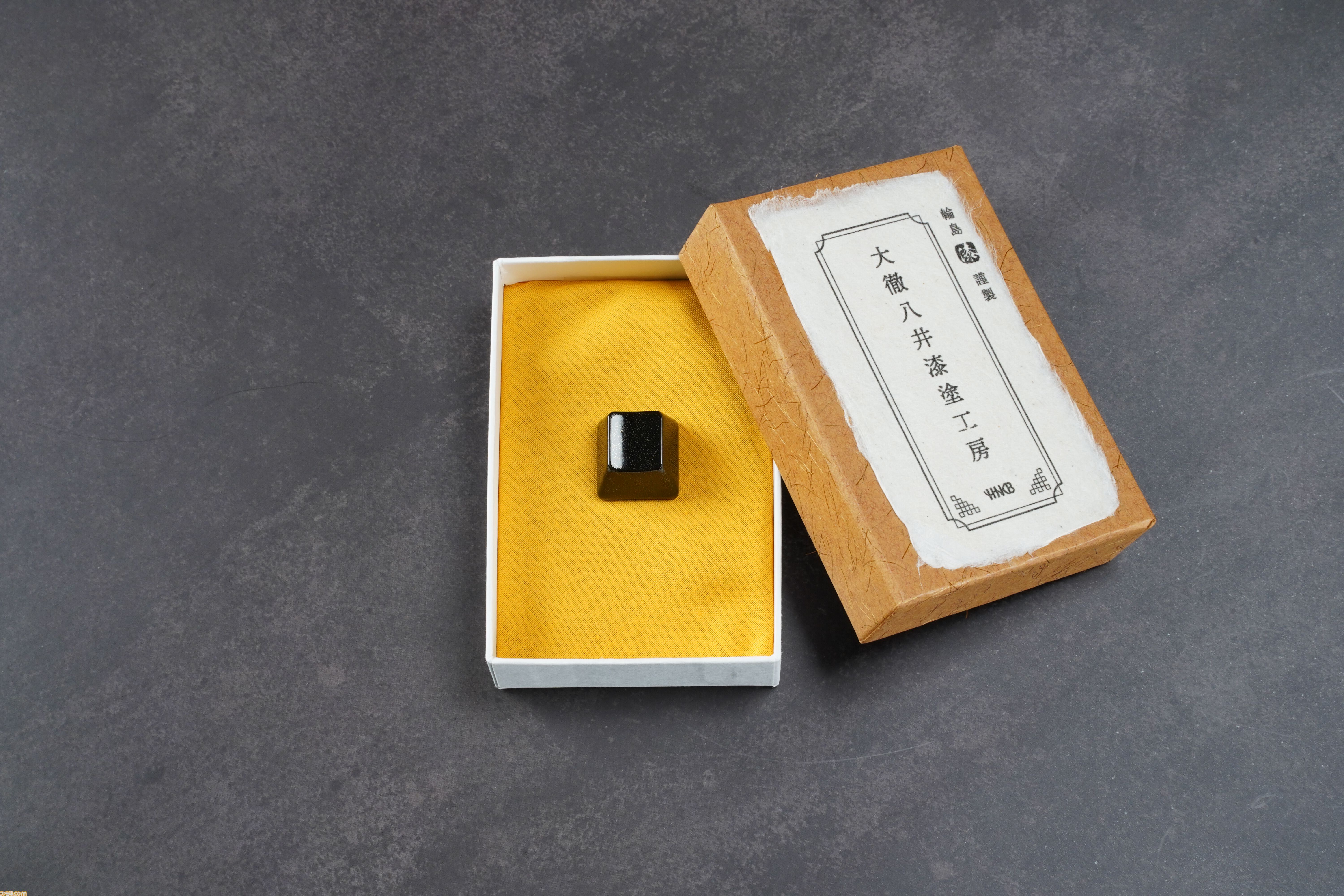 “漆塗キートップ”がHHKB用アクセサリーとして発売。黒漆・溜塗で仕上げた上品かつ深みのある色合いのEsc・Ctrlキーが登場