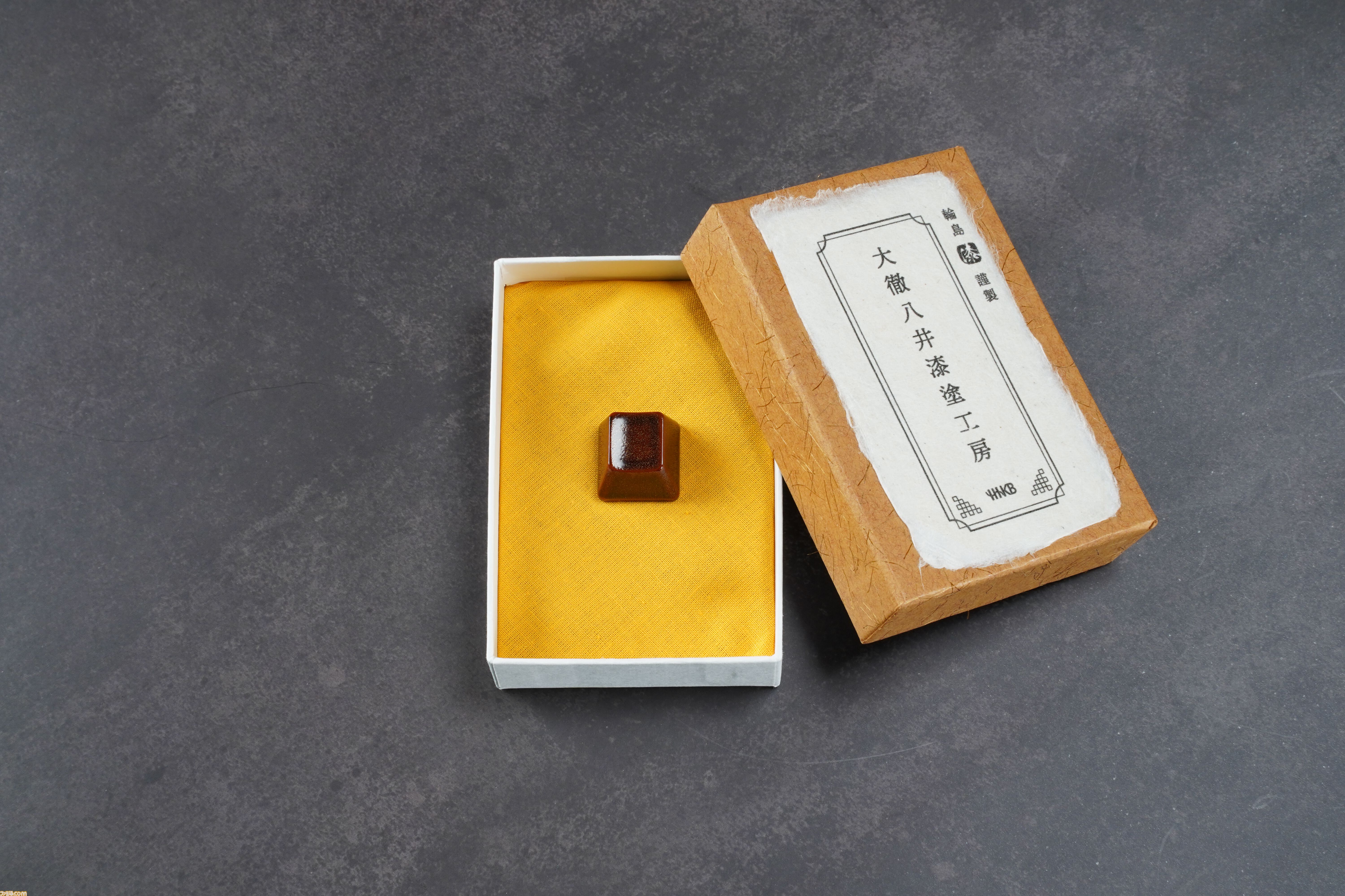 漆塗キートップ”がHHKB用アクセサリーとして発売。黒漆・溜塗で仕上げ