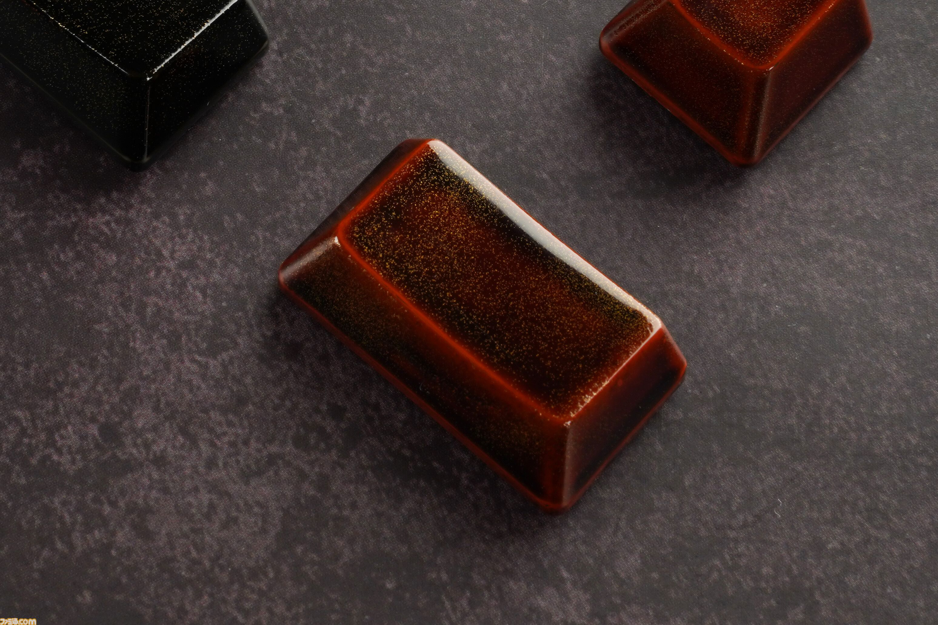 漆塗キートップ”がHHKB用アクセサリーとして発売。黒漆・溜塗で仕上げ