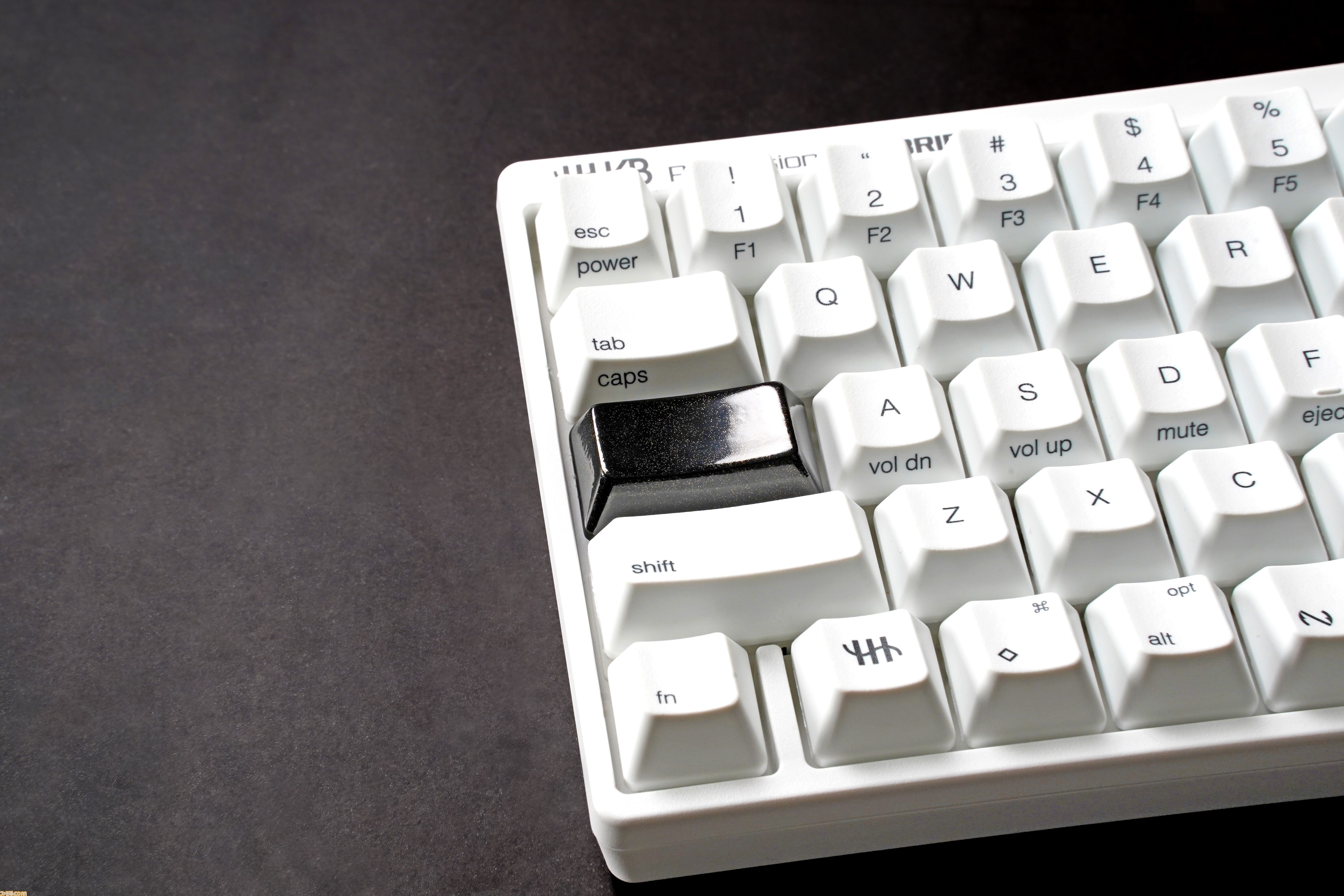 “漆塗キートップ”がHHKB用アクセサリーとして発売。黒漆・溜塗で仕上げた上品かつ深みのある色合いのEsc・Ctrlキーが登場