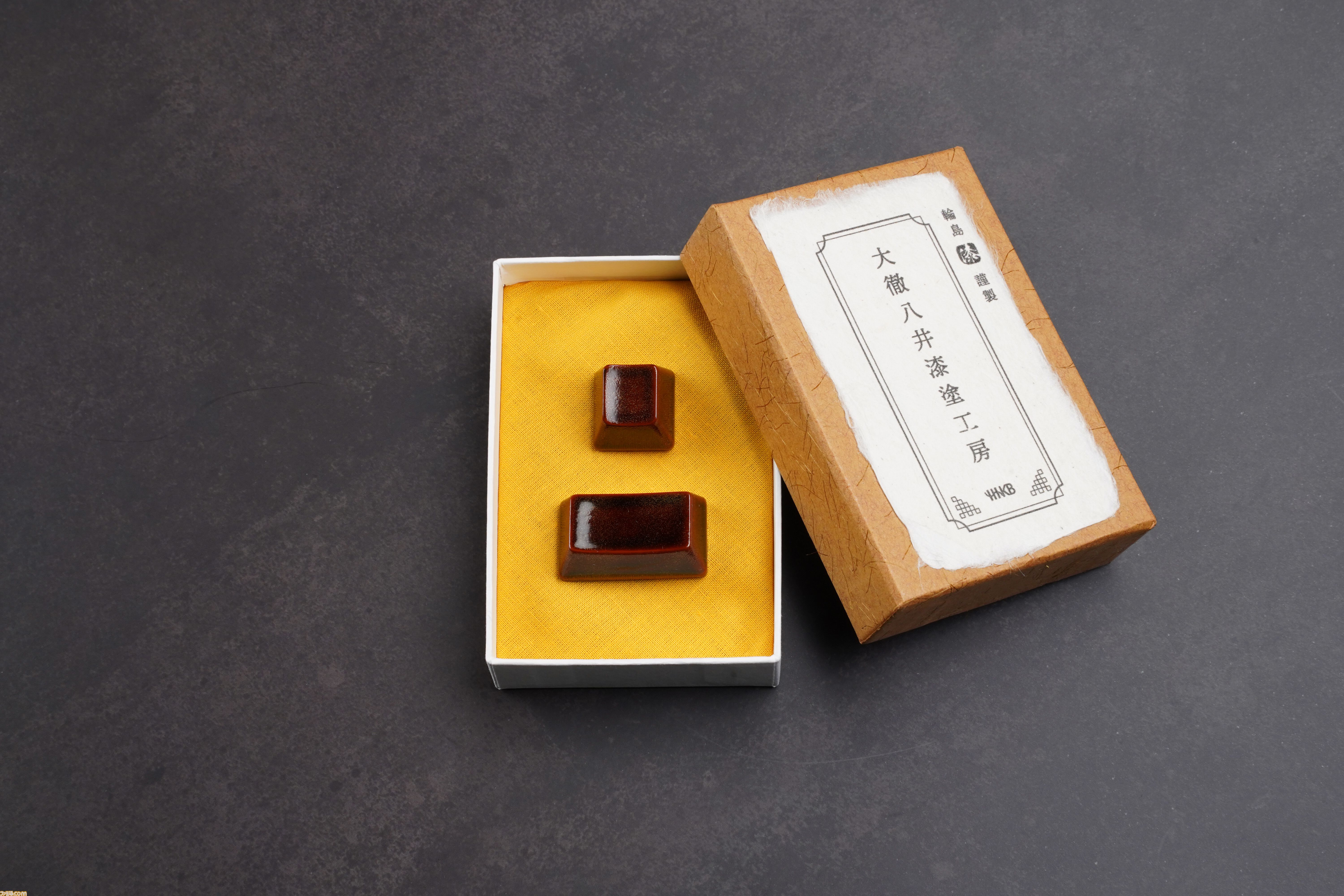 漆塗キートップ”がHHKB用アクセサリーとして発売。黒漆・溜塗で仕上げ