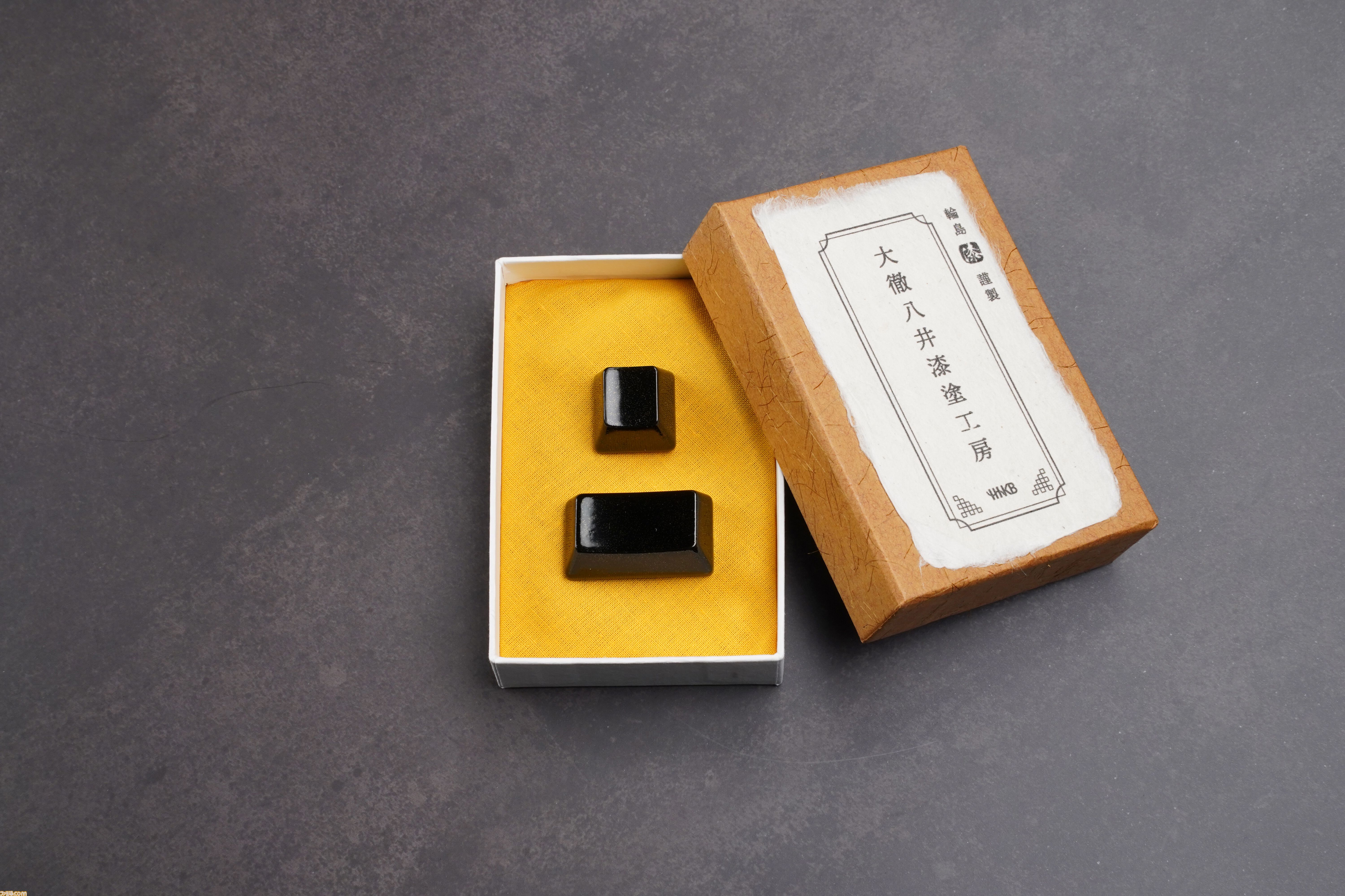 漆塗キートップ”がHHKB用アクセサリーとして発売。黒漆・溜塗で仕上げ