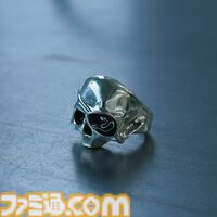 『龍が如く』桐生一馬、真島吾朗、春日一番をイメージしたコラボアイテムが登場。それぞれをイメージしたバングル、スカルリング、チェーンバングルの3種を展開