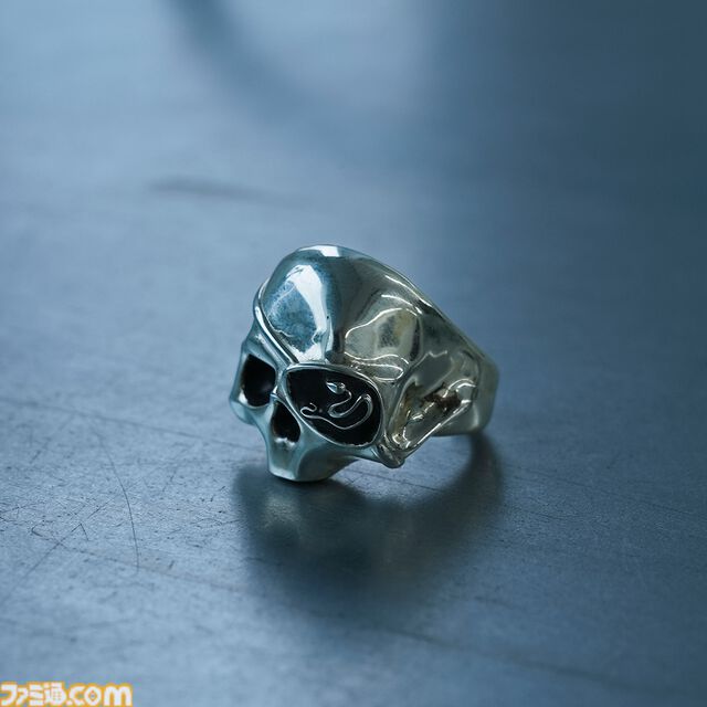 『龍が如く』桐生一馬、真島吾朗、春日一番をイメージしたコラボアイテムが登場。それぞれをイメージしたバングル、スカルリング、チェーンバングルの3種を展開