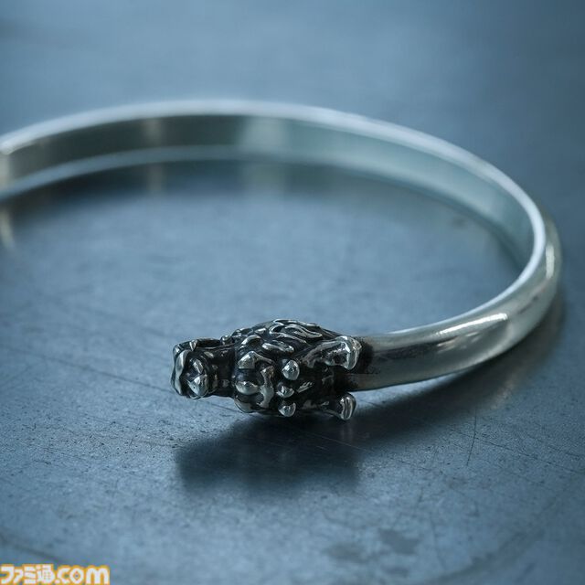 『龍が如く』桐生一馬、真島吾朗、春日一番をイメージしたコラボアイテムが登場。それぞれをイメージしたバングル、スカルリング、チェーンバングルの3種を展開