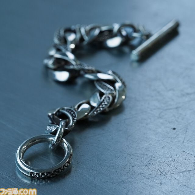 『龍が如く』桐生一馬、真島吾朗、春日一番をイメージしたコラボアイテムが登場。それぞれをイメージしたバングル、スカルリング、チェーンバングルの3種を展開