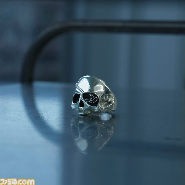 『龍が如く』桐生一馬、真島吾朗、春日一番をイメージしたコラボアイテムが登場。それぞれをイメージしたバングル、スカルリング、チェーンバングルの3種を展開