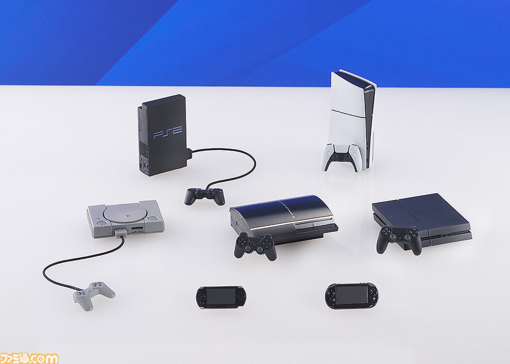 『プレイステーション』歴代ハードのミニチュアセットが登場。メモリーカード、ポケステもバッチリ再現。ファミ通＆電撃ステッカーシート、電プレ表紙の雑誌パーツが特典