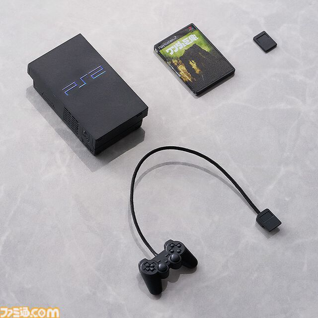 『プレイステーション』歴代ハードのミニチュアセットが登場。メモリーカード、ポケステもバッチリ再現。ファミ通＆電撃ステッカーシート、電プレ表紙の雑誌パーツが特典