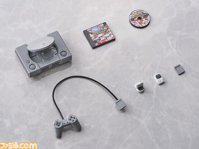 『プレイステーション』歴代ハードのミニチュアセットが登場。メモリーカード、ポケステもバッチリ再現。ファミ通＆電撃ステッカーシート、電プレ表紙の雑誌パーツが特典