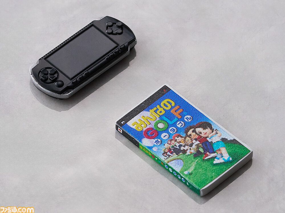 『プレイステーション』歴代ハードのミニチュアセットが登場。メモリーカード、ポケステもバッチリ再現。ファミ通＆電撃ステッカーシート、電プレ表紙の雑誌パーツが特典