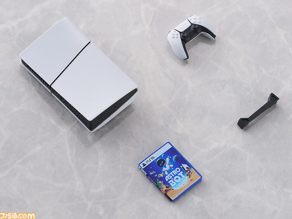 『プレイステーション』歴代ハードのミニチュアセットが登場。メモリーカード、ポケステもバッチリ再現。ファミ通＆電撃ステッカーシート、電プレ表紙の雑誌パーツが特典