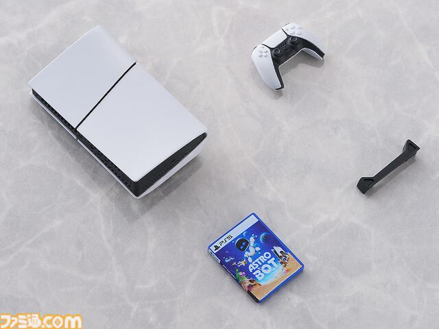 『プレイステーション』歴代ハードのミニチュアセットが登場。メモリーカード、ポケステもバッチリ再現。ファミ通＆電撃ステッカーシート、電プレ表紙の雑誌パーツが特典