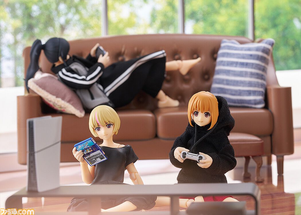 『プレイステーション』歴代ハードのミニチュアセットが登場。メモリーカード、ポケステもバッチリ再現。ファミ通＆電撃ステッカーシート、電プレ表紙の雑誌パーツが特典