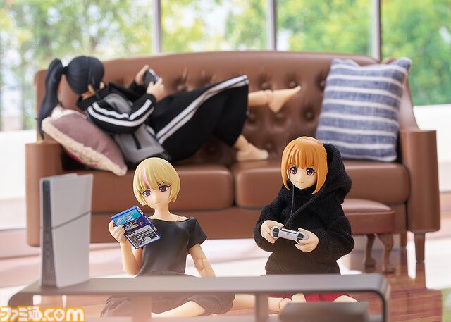 『プレイステーション』歴代ハードのミニチュアセットが登場。メモリーカード、ポケステもバッチリ再現。ファミ通＆電撃ステッカーシート、電プレ表紙の雑誌パーツが特典