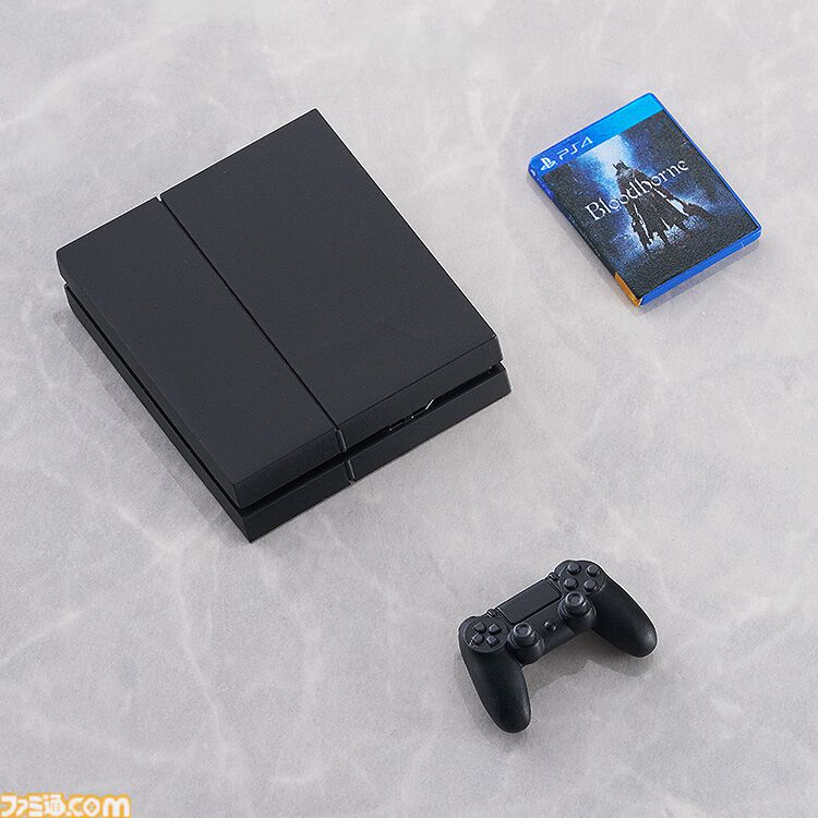 『プレイステーション』歴代ハードのミニチュアセットが登場。メモリーカード、ポケステもバッチリ再現。ファミ通＆電撃ステッカーシート、電プレ表紙の雑誌パーツが特典
