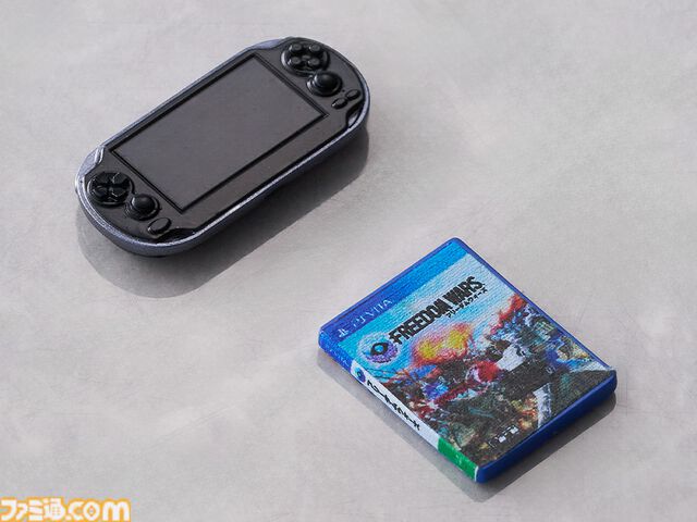 『プレイステーション』歴代ハードのミニチュアセットが登場。メモリーカード、ポケステもバッチリ再現。ファミ通＆電撃ステッカーシート、電プレ表紙の雑誌パーツが特典