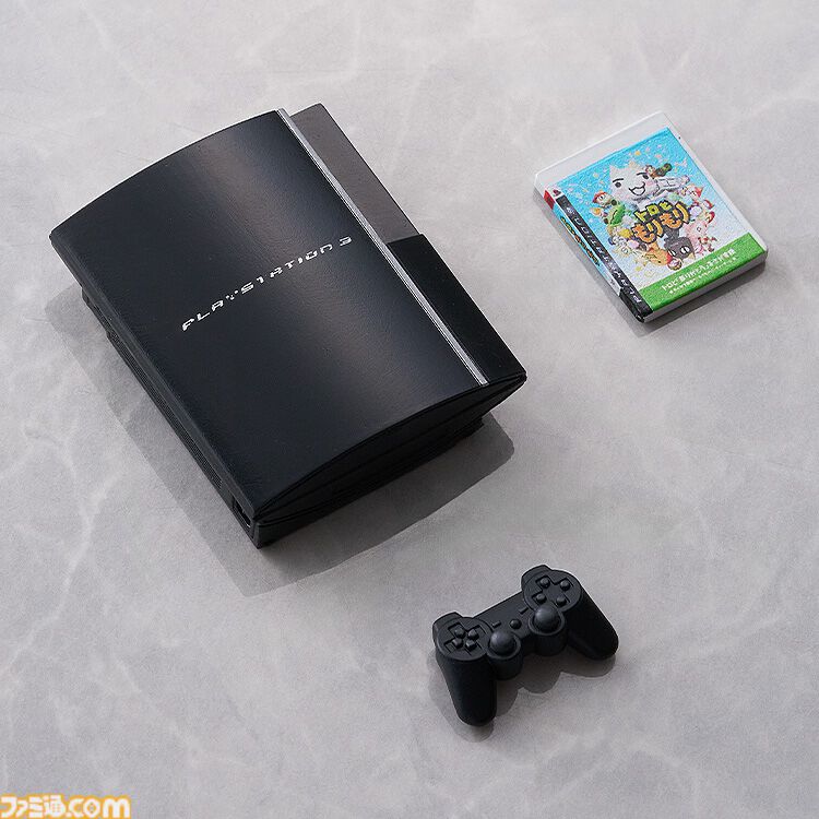 『プレイステーション』歴代ハードのミニチュアセットが登場。メモリーカード、ポケステもバッチリ再現。ファミ通＆電撃ステッカーシート、電プレ表紙の雑誌パーツが特典