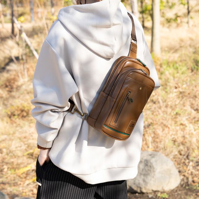 『世界樹の迷宮I･II･III HD リマスター』のコラボ腕時計、文具セット、ボディバッグが登場。日常にダンジョン探索のような好奇心を