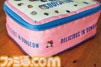 アニメ『ダンジョン飯』のオリジナル圧縮ポーチが2/25発売のレタスクラブの付録に。ちびキャラになったライオスたちがプリントされて見た目もかわいい。歩き茸もいる